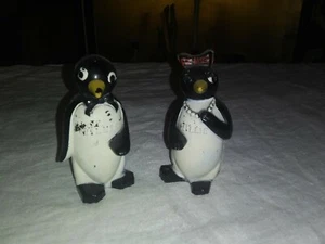 Set scuoti sale e pepe vintage anni 50 WILLIE & MILLIE PENGUIN plastica 3,5" - Foto 1 di 12
