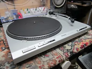 TECHNICS SL-D202 DIRECT DRIVE AUTO RETURN TURNTABLE - Picture 1 of 8