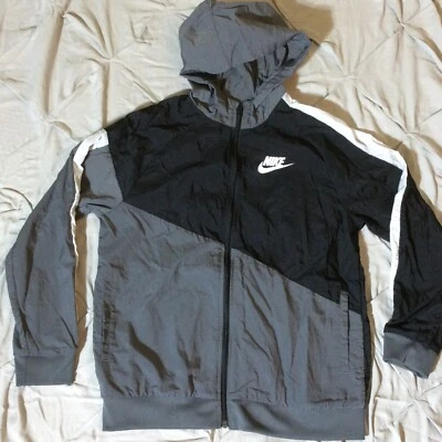 Chaqueta Amplificador Nike Core Juvenil Talla XL Gris Negro Logo Nylon Cremallera BV3646-010 Foto 1 de 4