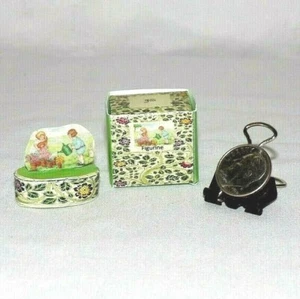 Puppenhaus Miniatur Figur & Box kleine Mädchen Bewässerung Garten Blumen Hase - Bild 1 von 2