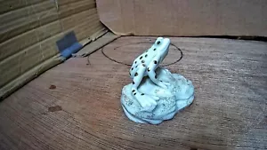 LENOX FROG "CURIOUS AND CAUTIOUS" PORCELAIN FIGURINE WITH GOLD SPOTS - Picture 1 of 5