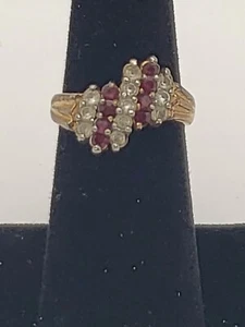 Antiguo 14KTGE Amarillo Envejecimiento con Filas de Piedras Rojas y Blancas, talla 6 - Imagen 1 de 10