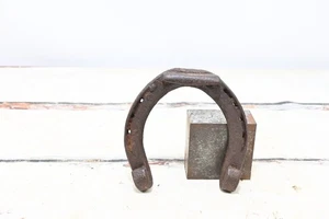 Antico. Fori per unghie quadrati decorativi a ferro di cavallo ferro primitivo - Foto 1 di 15