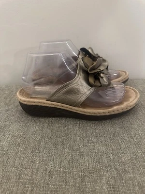 Sandalia Tanga Floral Cuero Dorado Artesanal Clark’s Talla 8.5 Foto 1 de 4