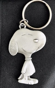 Portachiavi statuina metallo argento cane arachidi marrone Charlie SNOOPY peltro A - Foto 1 di 2
