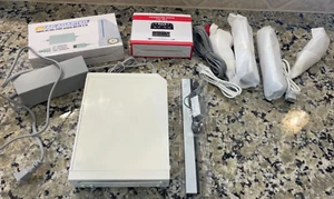 Nintendo Wii Bundle: 2 Controller, 2 Nunchuks, Power, AV und Sensorleiste. - Bild 1 von 6