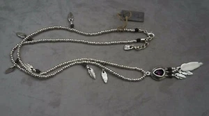 Nuevo con etiquetas Collar Corto ""Picoteo"" Pluma de Plata Pluma Fucsia Cristal Largo Nuevo con Etiquetas - Imagen 1 de 9