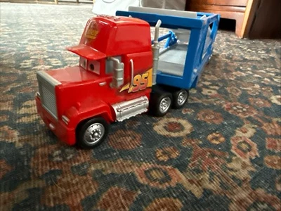 Transportador de lançamento Disney Pixar Cars Mack Blue Dinoco 51 2017 - Imagem 1 de 4