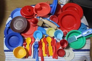 Puppengeschirr 35 Teile Küchengeschirr Kunststoff Geschirr Töpfe Pfannen usw. - Bild 1 von 1