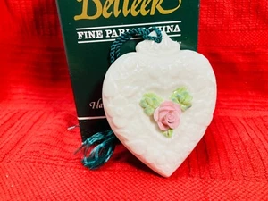Belleek Weihnachtsschmuck ~ NEU IM KARTON ~ NICHT MEHR PRODUZIERT ~ #2422 ~ HERZFÖRMIG GEBLÜMT - Bild 1 von 4