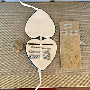 Antiguo conjunto victoriano de plata esterlina Bodkin estuche corazón pin cojín y libro de agujas - Imagen 1 de 20