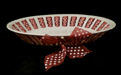 TIGELA DE PORCELANA RASA I. GODINGER & CO.-ANTIQUE REFLECTIONS NOVA SEM ETIQUETAS com ACABAMENTO DE FITA - Imagem 1 de 4