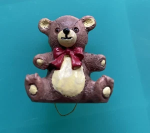 Oso de peluche de resina vintage de 1,25" con arco rojo adorno de Navidad - Imagen 1 de 2
