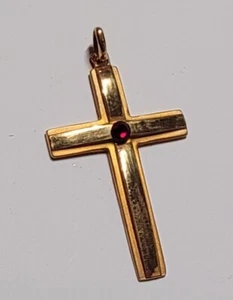ANCIEN BIJOU CROIX CROSS PENDENTIF PLAQUÉ OR JAUNE POINÇONNÉ PIERRE ROUGE # K20 - Picture 1 of 4