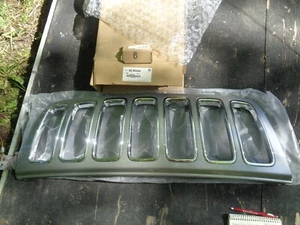 MOPAR 5GL79XSHAA 2001 JEEP CHEROKEE CENTER GRILLE - OEM NEW - Picture 1 of 5