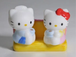 Figura pequeña vintage de cerámica de Hello Kitty 2003 hora del té Sanrio en el banco - Imagen 1 de 7