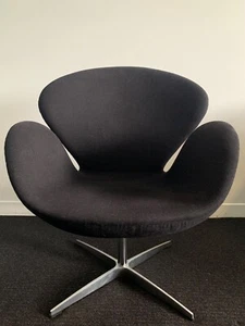 Matt Blatt Arne Jacobsen Swan Chair Premium Replica In Black In Great Condition - Picture 1 of 12