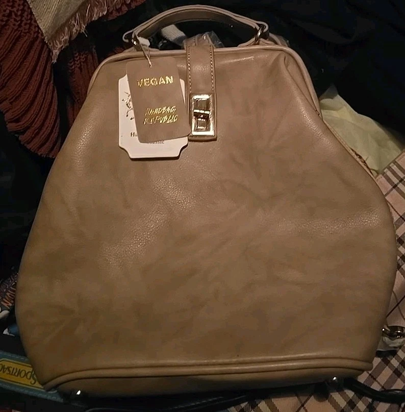 NWT Handbag Republic Classic Convertable Backpack Purse. | eBay display picture 2