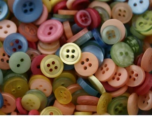 100 SMALL PASTEL New Buttons - Sewing Craft Scrapbooking Cards Mixed Colours - Picture 1 of 1