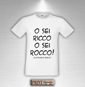 T-Shirt Frasi Divertenti O SEI RICCO O SEI ROCCO SE ENTRAMBI MEGLIO Uomo Donna - Picture 1 of 5