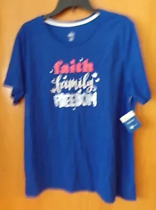 Top manica corta blu FAITH, FAMILY, FREEDOM~Taglie donna~NUOVO con etichetta~4 luglio - Foto 1 di 1