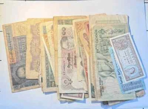 LOT OF 39 ASSORTED ASIAN PAPER MONEY, CIRCULATED - Picture 1 of 1