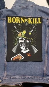 TOPPA VINTAGE BADGE PATCH BORN TO KILL MILITARY CARTA DA GIOCO MORTE TESCHIO - Imagen 1 de 6
