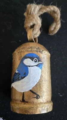 Pájaro azul pintado a mano en una campana de armonía con golpeador de madera 5,5" Hx2,5" W. Foto 1 de 4