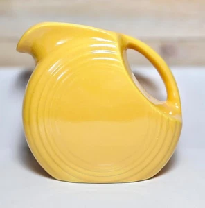 Jarra de jugo pequeña vintage amarilla Fiesta Ware disco 6" ~ hecha en EE. UU. - Imagen 1 de 8