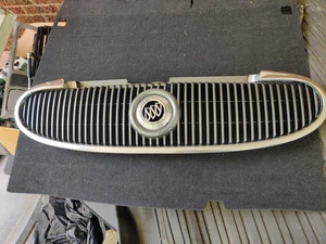 2004 - 2007 BUICK RAINIER GRILLE - Foto 1 di 2