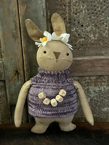 Muñeca Country Primitive Rústica Daisy Conejo de Pascua en Suéter Púrpura 11" - Imagen 1 de 5
