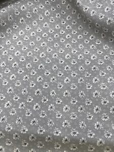 vtg. Cotton calico Fabric Quilt Sew Daisy 70s Spring Floral Gray