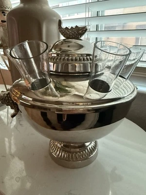 Servidor de caviar plateado con detalles de pescado 6 vasos de vodka Foto 1 de 4