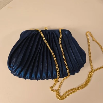 Bolso de Mano Sasha Azul Plisado con Correa de Metal Dorado Foto 1 de 4