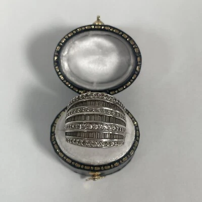 Anillo Diamonique Banda Plata Por Alison Young Baguette y Redondo DQCZ Talla J 1/2 Foto 1 de 4