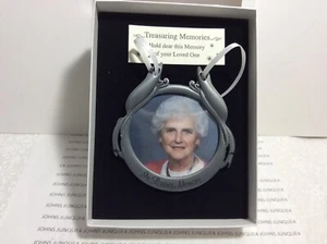 TREASURING MEMORIES FOTO ORNAMENT Neu in Geschenkbox "In liebevoller Erinnerung" Metall - Bild 1 von 4