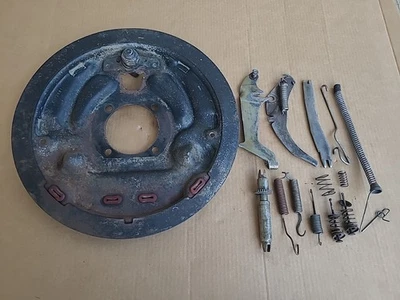 Задняя правая пластина барабанного тормоза 94–99 Dodge Ram Cummins 2500  - Изображение 1 из 4