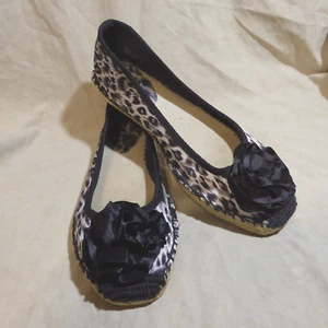 🩰 BareTraps Ballet Flats sz 8.5 M Black & White Animal Print; Flower Accent - Picture 1 of 15