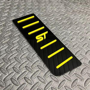 Mk4 Focus ST Dead Pedal Fußrastenplatte - hochglänzend schwarz/gelb Detaillierung - Bild 1 von 2
