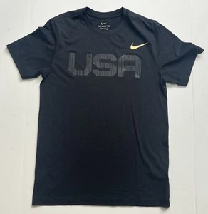 Camiseta para Hombres Nike Sportswear Swoosh Team Juegos Olímpicos de Estados Unidos Negra Dorada CN1427 010 Pequeña - Imagen 1 de 6