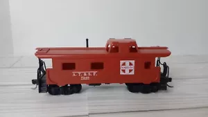 Escala HO Santa Fe A.T.&S.F. Vagón de tren 7240 rojo caboose - Imagen 1 de 5