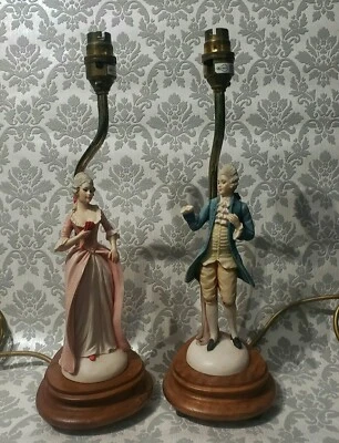 Par de estatuillas de resina, lámparas de mesa italianas vintage de Capodimonte Lord con dama Foto 1 de 4