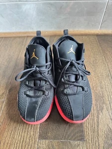 Jungen Nike Air Jordan Reveal Turnschuhe Sneaker, schwarz/rot, Größe 2Y - Bild 1 von 6