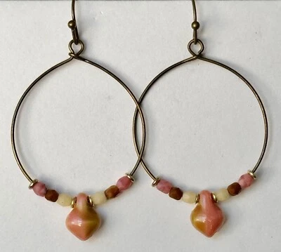 Pendientes colgantes de aro en lágrima marrón rosado bronce, marfil y polvo. Foto 1 de 3