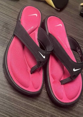 Nike — черные/розовые сандалии с пеной с эффектом памяти — размер 7 - Изображение 1 из 3