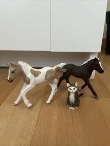 Pintura Schleich (2018) y Haflinger (2019) Potro con gato gris (2014) - Imagen 1 de 7