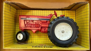 ERTL Scale Model Tractors #10800 Diecast Model Red - Farmall International NEW - Picture 1 of 8