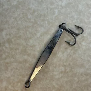 Vintage Metal Fishing Lure With Triple Hook Design For Anglers - Picture 1 of 1