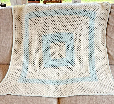 Manta cuadrada para bebé afgana crochet a mano azul claro y blanco Foto 1 de 4