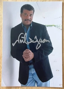 NEIL DEGRASSE TYSON, 100 % AUTHENTISCHES HANDSIGNIERTES FOTO, ASTROPHYSIKER, LEGENDE! - Bild 1 von 1